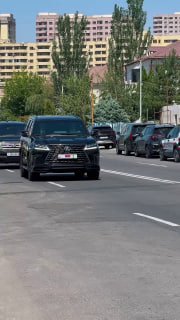 Фото Никола Пашиняна, сообщающего о строительстве Сквера жизни в Ботаническом саду, Армения