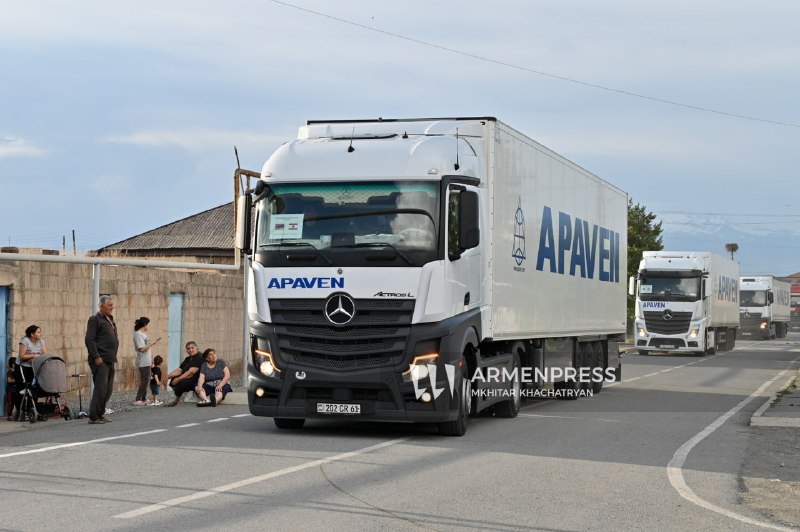 Грузовики с гуманитарной помощью пересекают армяно-турецкую границу в Маргаре