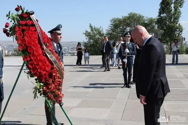 Министр внутренних дел Грузии Вахтанг Гомелаури у мемориального комплекса Цицернакаберд в Ереване