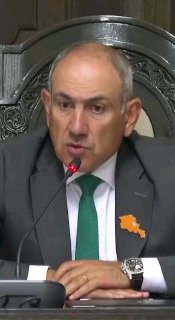 Никол Пашинян на заседании, Армения